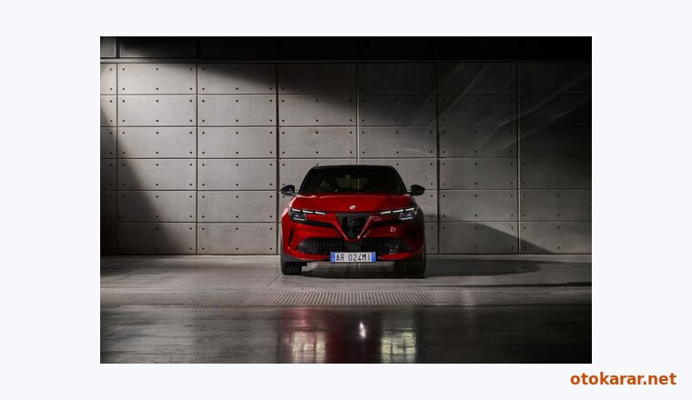 Alfa Romeo Junior İbrida resmi