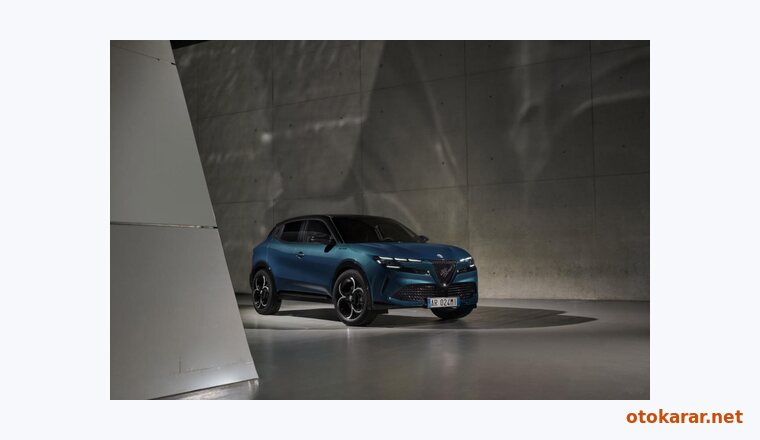 Alfa Romeo Junior İbrida resmi