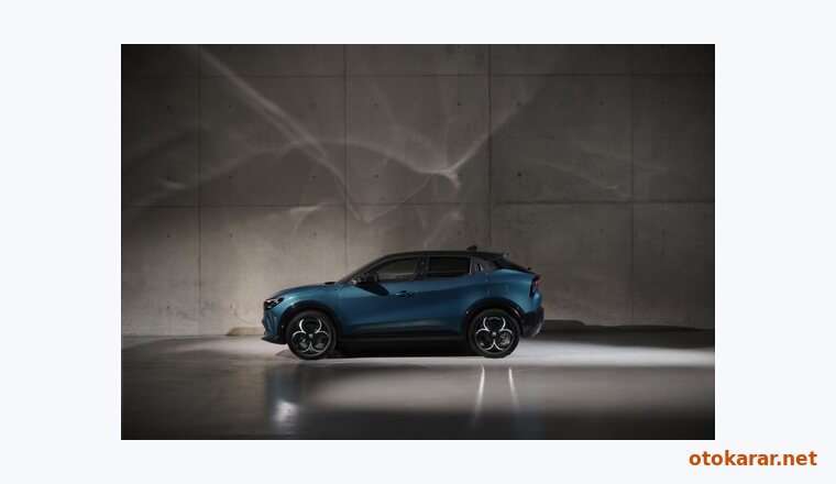 Alfa Romeo Junior İbrida resmi