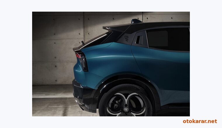 Alfa Romeo Junior İbrida resmi