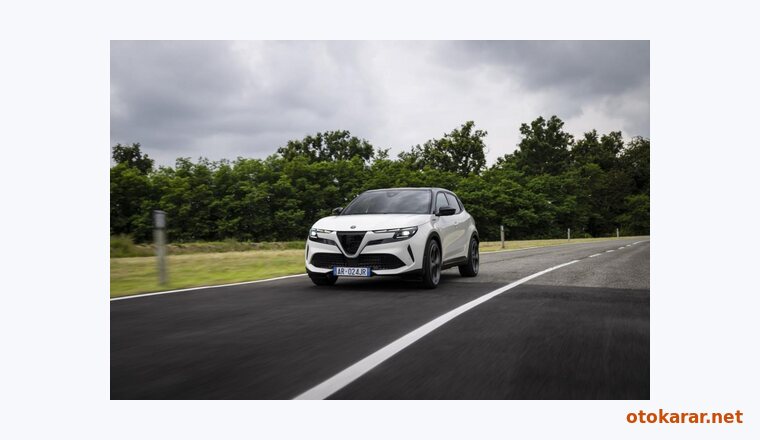 Alfa Romeo Junior İbrida resmi
