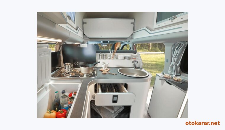 Ford Tourneo Custom Minibüs BEV resmi