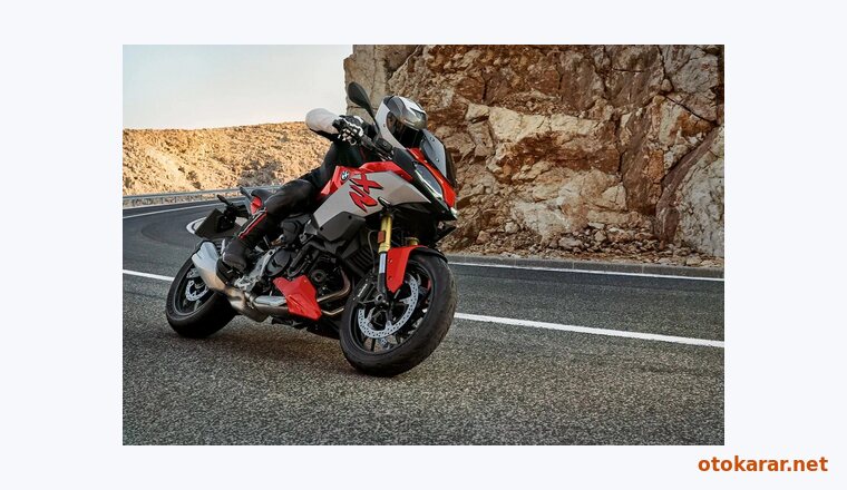 BMW F 900 XR Triple Black resmi